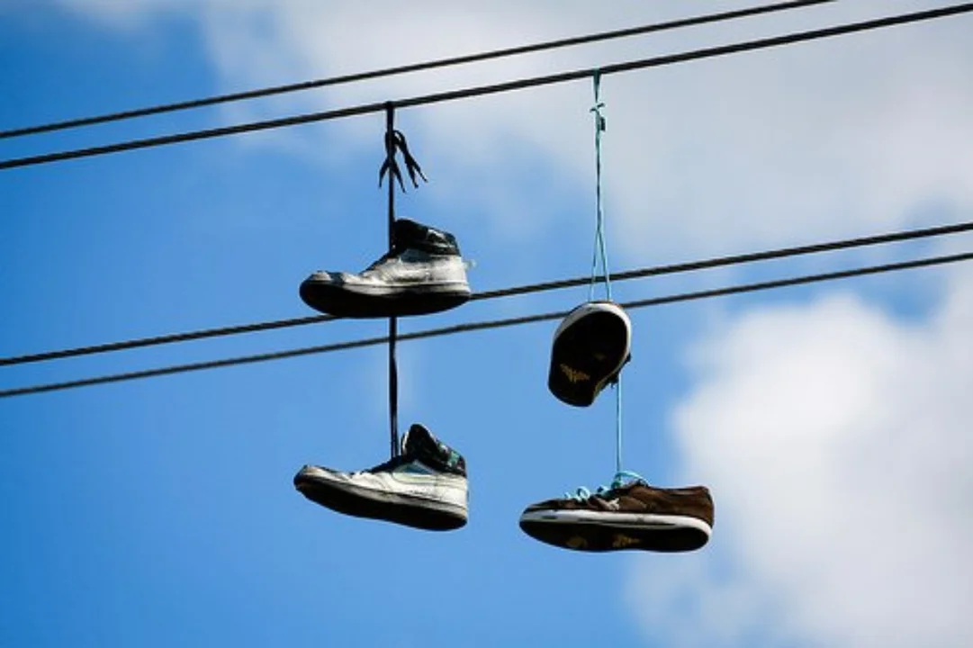 zapatillas colgadas cables