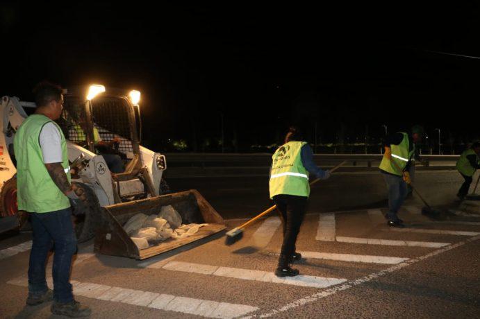 limpieza sobre la Avenida Raúl Alfonsín