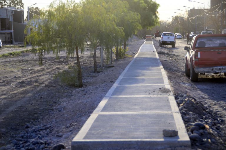 Construyen veredas en espacios públicos de cuatro barrios capitalinos